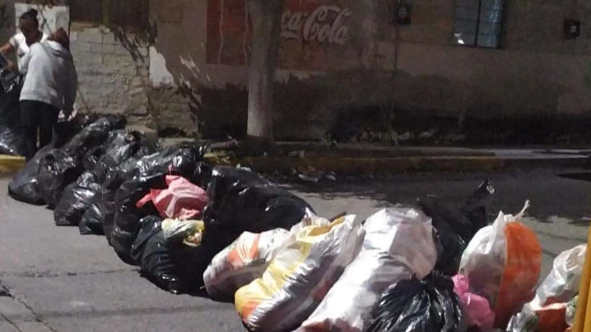 Vecinos de diferentes fraccionamientos y avenidas de Tehuacán bloquearon con bolsas de basura el paso vehicula